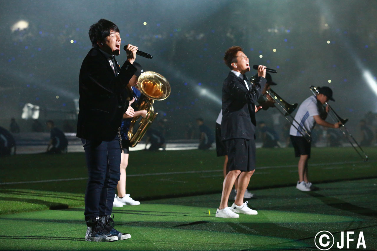 ミスチル桜井和寿 Gaku Mc ウカスカジー が雨の中 勝利の笑みを 君と 熱唱 サッカー西野朗日本代表監督らが壮行会に返礼