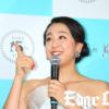 浅田真央選手 肩がバックリ開いたドレス姿で鼻セレブ Cafeに来店！趣味で新たな競技に挑戦していることも告白