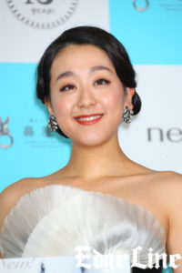 浅田真央選手 肩がバックリ開いた黒ドレス姿で鼻セレブ Cafeに来店！趣味で新たな競技に挑戦していることも告白5