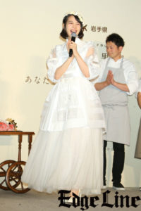 のん純白のプリンセスドレス姿で登場！“1番”が更新された瞬間に幸せの笑み3