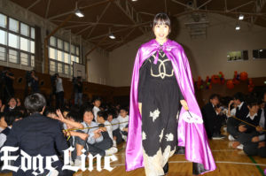 平野紫耀 学校にサプライズ登場で“初恋授業”し650人に投げキッス飛ばしまくり！「みなさんの青春の1ページに残れば」4