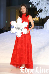 上戸彩 赤いドレス姿で今年の「WHITE KITTE」点灯！ツリー用のモミの木欲しさに「群馬に行って……」と願望も5