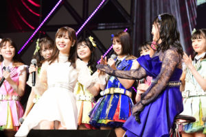 「第8回AKB48紅白対抗歌合戦」は聴かせる楽曲演出に！指原莉乃の声にHKT48メンバー駆け寄ってきて涙の歌唱のエモーショナルな一幕も【ライブレポート】2