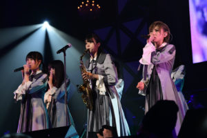 「第8回AKB48紅白対抗歌合戦」は聴かせる楽曲演出に！指原莉乃の声にHKT48メンバー駆け寄ってきて涙の歌唱のエモーショナルな一幕も【ライブレポート】12