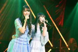「第8回AKB48紅白対抗歌合戦」は聴かせる楽曲演出に！指原莉乃の声にHKT48メンバー駆け寄ってきて涙の歌唱のエモーショナルな一幕も【ライブレポート】13