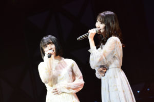 「第8回AKB48紅白対抗歌合戦」は聴かせる楽曲演出に！指原莉乃の声にHKT48メンバー駆け寄ってきて涙の歌唱のエモーショナルな一幕も【ライブレポート】14