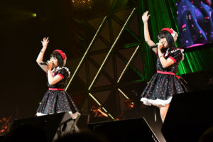 「第8回AKB48紅白対抗歌合戦」は聴かせる楽曲演出に！指原莉乃の声にHKT48メンバー駆け寄ってきて涙の歌唱のエモーショナルな一幕も【ライブレポート】18