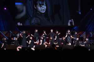 「第8回AKB48紅白対抗歌合戦」は聴かせる楽曲演出に！指原莉乃の声にHKT48メンバー駆け寄ってきて涙の歌唱のエモーショナルな一幕も【ライブレポート】22