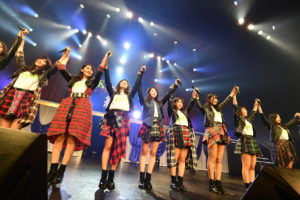AKB48小嶋真子2000人前に卒業発表で「泣いちゃいそうだ～」！チームK単独コンはセクシーな幕開けやさまざまな“K”披露1