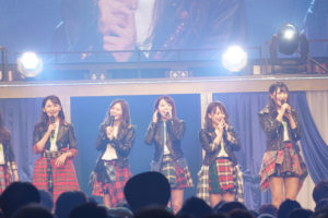 AKB48小嶋真子2000人前に卒業発表で「泣いちゃいそうだ～」！チームK単独コンはセクシーな幕開けやさまざまな“K”披露6