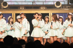AKB48小嶋真子2000人前に卒業発表で「泣いちゃいそうだ～」！チームK単独コンはセクシーな幕開けやさまざまな“K”披露