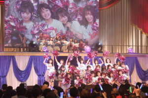 AKB48チーム8夜公演 長久玲奈アコギ伴奏で「あなたがいてくれたから」歌唱に涙するメンバー続出！ドラドラ鈴木拓来場で感想も5