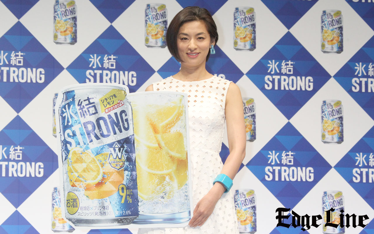 尾野真千子、果汁感アップのNEW「氷結ストロング」を試飲！「お昼から飲めるのもいい」
