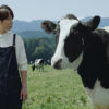 相葉雅紀「明治おいしい低脂肪乳」イメージキャラクター就任でオーバーオール姿で牛と掛け合い！“もう”づくしの茶目っ気も