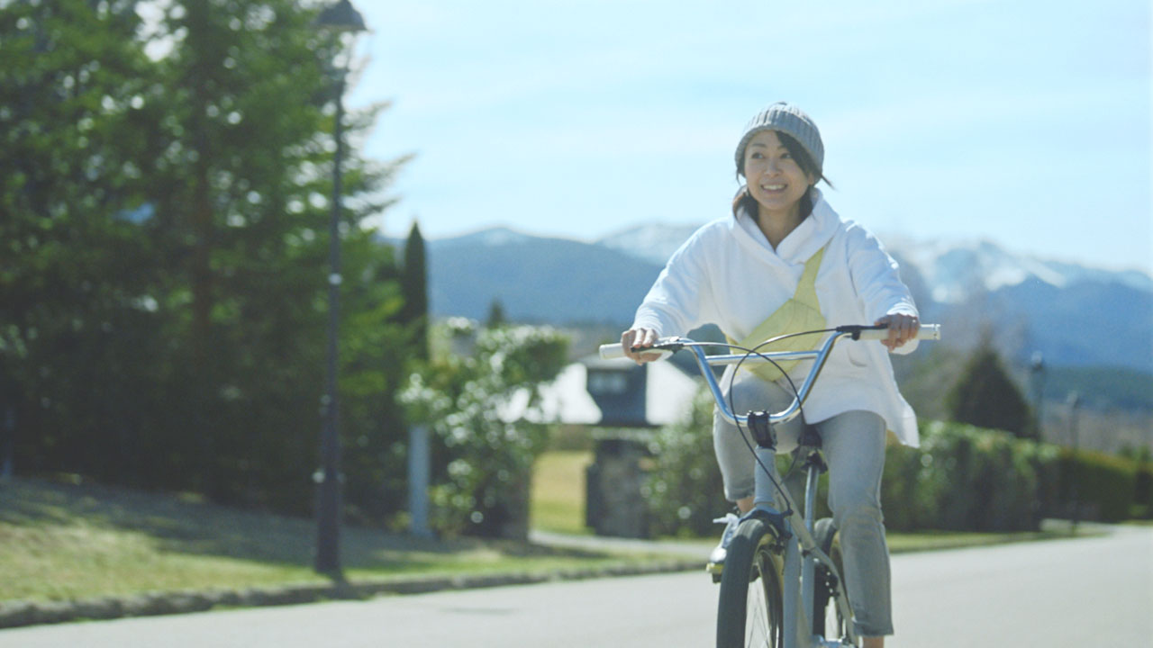 宇多田ヒカル、雪山をバックに風を切って自転車を走らせる笑顔に注目！「サントリー天然水」【新ＣＭ】