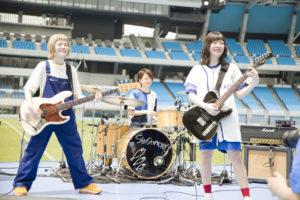 広瀬すず SHISHAMO＆1000人“部員”と「爽」CM撮影で全力合唱！“気合入れ”や激しいアドリブに「ドキドキしました」16