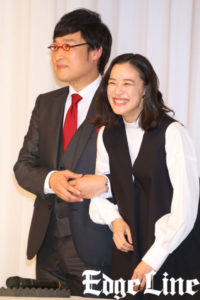 暴れるしずちゃん、止める山ちゃん、笑いの止まらない蒼井優！「優」呼びに恥ずかしさのあまり突っ伏す！【写真22枚をキャプションのダイジェストで楽しむ結婚会見】12