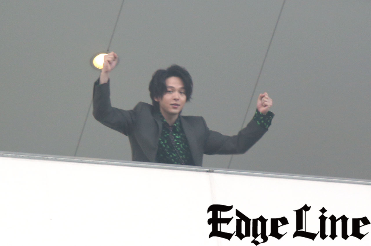 中村倫也 大井競馬場に登場で客席から身を乗り出して手を振って黄色い歓声浴びる1