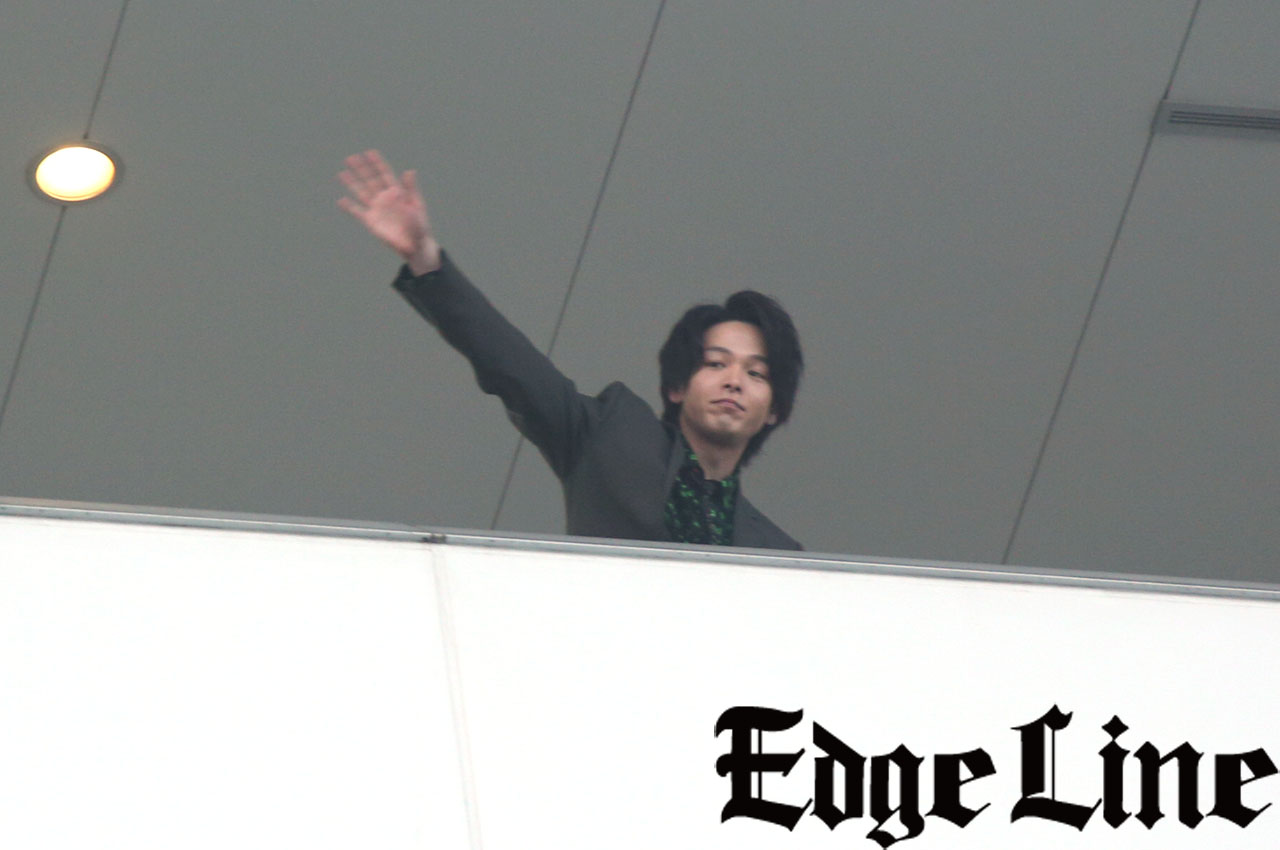 中村倫也 大井競馬場に登場で客席から身を乗り出して手を振って黄色い歓声浴びる2