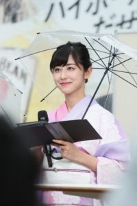 飯豊まりえ、雨中イベントも笑顔で「ドラマのなかに出てくる”サイン”みつけてほしい！」高杉真宙は「友人2人とこのフェス来たい！」9