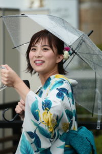 飯豊まりえ、雨中イベントも笑顔で「ドラマのなかに出てくる”サイン”みつけてほしい！」高杉真宙は「友人2人とこのフェス来たい！」10