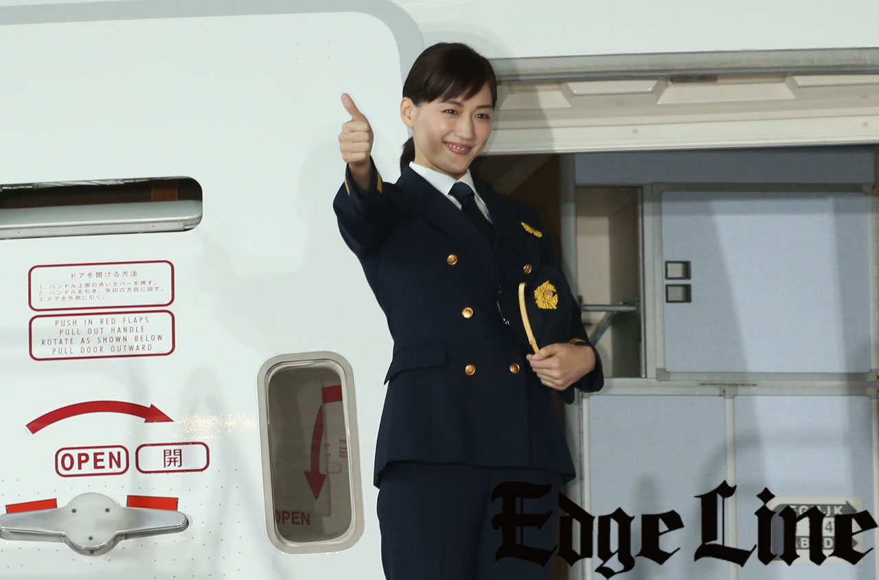 綾瀬はるか飛行機のパイロット制服姿で登場！ANA東京2020特別塗装機を前に300人と人文字で「楽しみましょう！」4