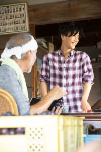 岩田剛典 父親をコミカルに裏切る“笑ってはいけない”現場！ココロ新TVCMで農家の1人息子たかのりになり挙動不審（？）すぎる演技も披露29