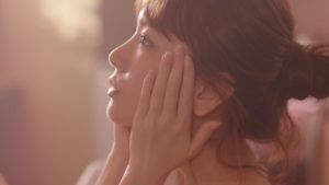 新垣結衣ふわりとした衣装にゆるいお団子ヘア姿披露！「消えた」と驚いた表情を浮かべるオフタイムも2