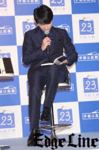 吉沢亮プレゼンター務めて「言葉っていいな」！来年の“確実”な予定書き込んで茶目っけたぷりにキリッとすることも10