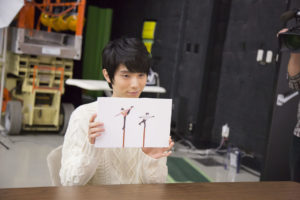 羽生結弦“画映え”する携帯での撮影に。「恥ずかしい！（笑）」と照れる！「こゆづ」マドラー衣装デザインやホットガーナづくりにも挑戦2