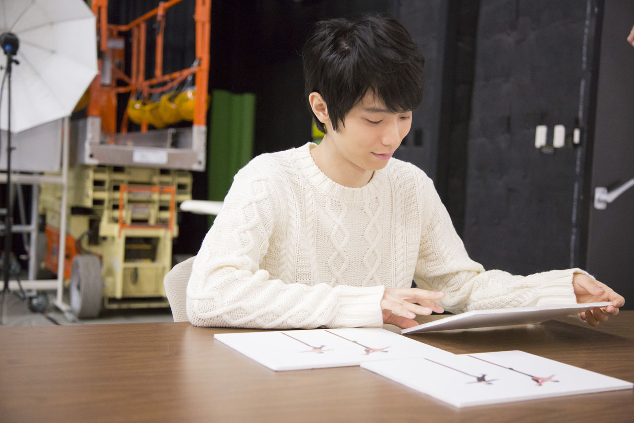 羽生結弦“画映え”する携帯での撮影に。「恥ずかしい！（笑）」と