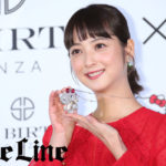 佐々木希 キティちゃんに「45歳は楽しい？」と人生相談！2020万円世界に1点のハローキティジュエリー身につけ「幸せな重み」