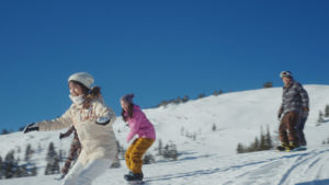 岡田健史＆浜辺美波「JR SKISKI キャンペーン」起用でスキーウェアで登場！雪合戦のガチ具合エピソードに「手袋を外してと言われた」と苦笑い7
