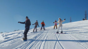 岡田健史＆浜辺美波「JR SKISKI キャンペーン」起用でスキーウェアで登場！雪合戦のガチ具合エピソードに「手袋を外してと言われた」と苦笑い17