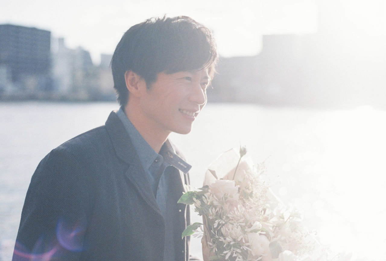 田中圭 白い花束を持ち微笑みながら川辺を歩く！主演映画「mellow」“優しい”カットが解禁1