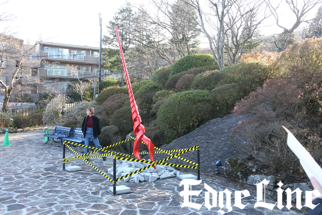 エヴァ ロンギヌスの槍が箱根強羅公園内に突き刺さる！3.6メートルの巨大な仕上がりに1