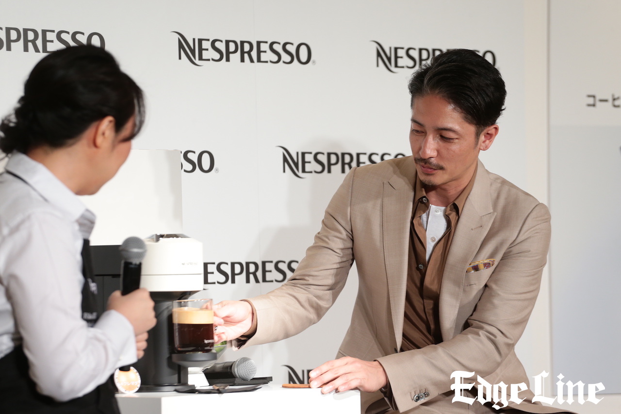 玉木宏、コーヒー色のスーツ姿で登場！ネスプレッソ「VERTUO」に「上質！自宅にいながらにしてお店の味が愉しめる」と上機嫌2