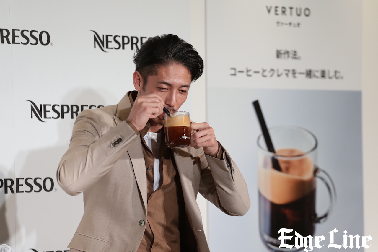 玉木宏、コーヒー色のスーツ姿で登場！ネスプレッソ「VERTUO」に「上質！自宅にいながらにしてお店の味が愉しめる」と上機嫌4