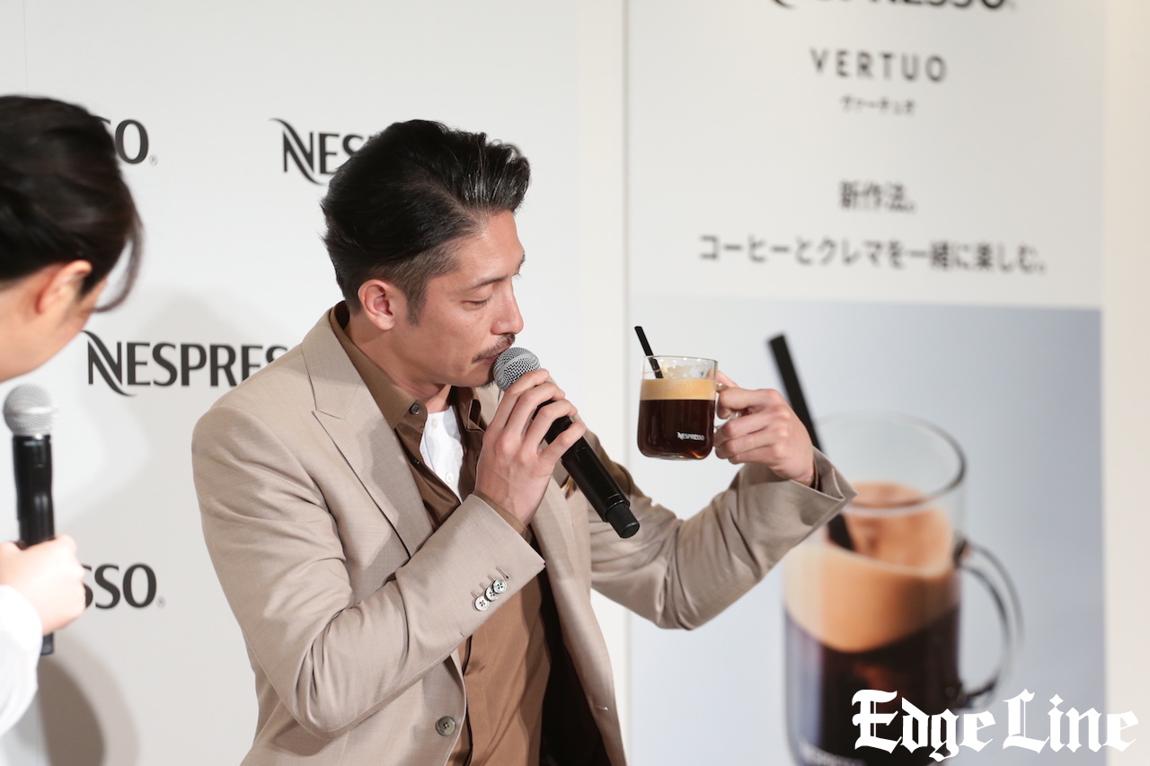 玉木宏、コーヒー色のスーツ姿で登場！ネスプレッソ「VERTUO」に「上質！自宅にいながらにしてお店の味が愉しめる」と上機嫌5