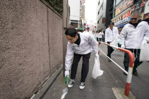 窪田正孝 新宿歌舞伎町で早朝から“力尽きるまで”ゴミ清掃！？「すごくお世話になった街を、みなさまと一緒にクリーンに」15