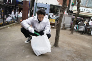 窪田正孝 新宿歌舞伎町で早朝から“力尽きるまで”ゴミ清掃！？「すごくお世話になった街を、みなさまと一緒にクリーンに」16