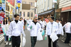 窪田正孝 新宿歌舞伎町で早朝から“力尽きるまで”ゴミ清掃！？「すごくお世話になった街を、みなさまと一緒にクリーンに」17