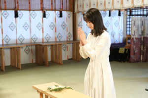 成田凌“3人だけで卒業式”の思い出披露！波瑠と東京大神宮で「弥生、三月」大ヒット祈願し「これだけ暖かかったら」と悔やむ8