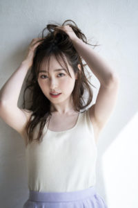 福原遥 大人なヘアメーク、スタイリングに挑戦！美しい表情や胸元、脚などを披露も1