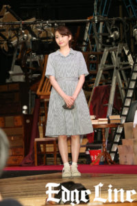 井上小百合 劇場公演再開の本多劇場で1人舞台に立ち「いろんな人のへの感謝」！セリフは状況リンクで「何度も涙してしまった」と声震わす1