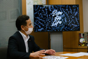 MIYAVI「LIVEを行うミュージシャンとしても1日でも早く」……マスク姿で衆議院第一議員会館を来訪し「Sign For Life」プロジェクト署名を日本政府に手渡し1
