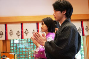 中村倫也 日本橋福徳神社に主演映画「人数の町」大当たり祈願で「僕の邪念が全てふり払われました」！石橋静河とコンビネーション見せる3