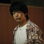 中村倫也 口元の傷も痛々しさやプールサイドの姿も!映画「人数の町」未公開画像や来場者プレゼント、上映前特別映像情報が解禁