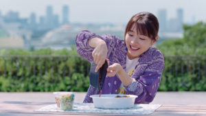 石原さとみ より“牛肉に合うカレー”にリニューアルしたすき家の新TVCM！「新しいルーはサラサラ」