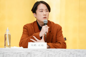 伊藤健太郎 舞台「両国花錦闘士」製作会見でほぼ全裸のポスタービジュアルに「ぜひやめて頂きたい」と照れる！現在の体重公表で目標まで明かしてしまい「結構キツイ……」13